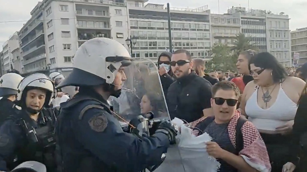 Πορεία στην Αθήνα για τις εξελίξεις στη Ράφα – Μικρή ένταση μπροστά από τα λουλουδάδικα